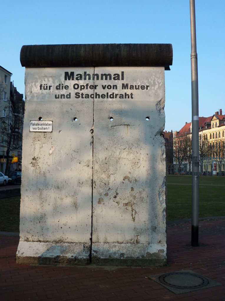 Ein Stck orginal Berliner Mauer, am Welfenplatz in Hannover, am 01.03.2011.