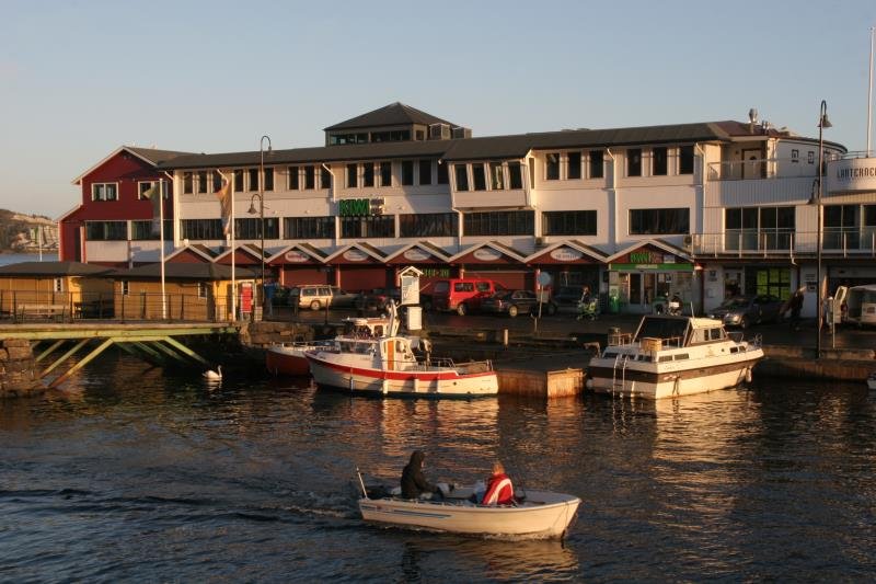 Ein Supermarkt fr Boote. Die Bewohner der Schreninseln kommen mit den Booten zum KIWI in Krager. Das Gebude war mal die alte Fischfabrik. Heute ist es das grte Einkaufszentrum der Stadt; 21.09.2009