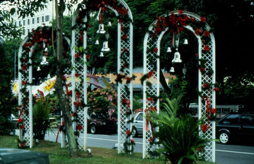 Ein Teil der Weihnachtsdekoration des Goodwood Park Hotels in Singapur bei Tag im November 1988