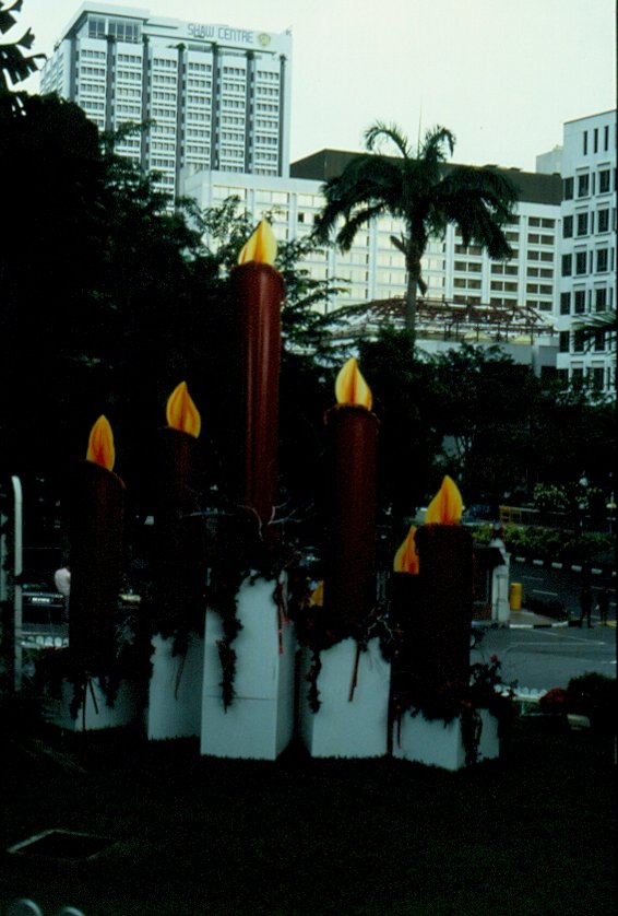 Ein Teil der Weihnachtsdekoration des Goodwood Park Hotels in Singapur bei Tag im November 1988