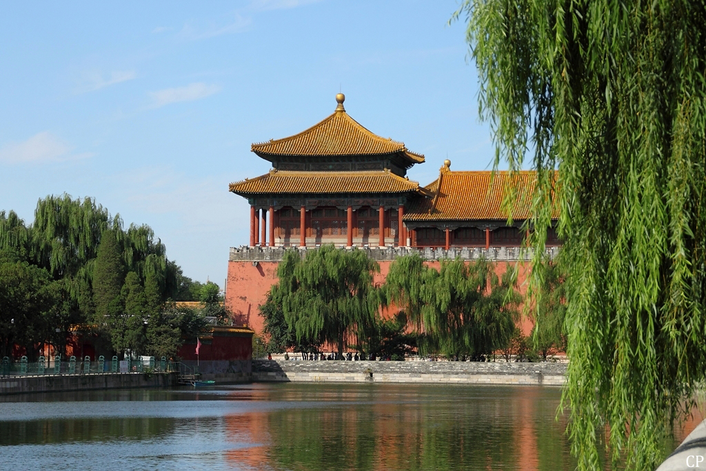 Ein Turm am Eingang zur Verbotenen Stadt in Peking. Um die weitlufige Anlage ziehen sich Wassergrben. (17.9.2011)