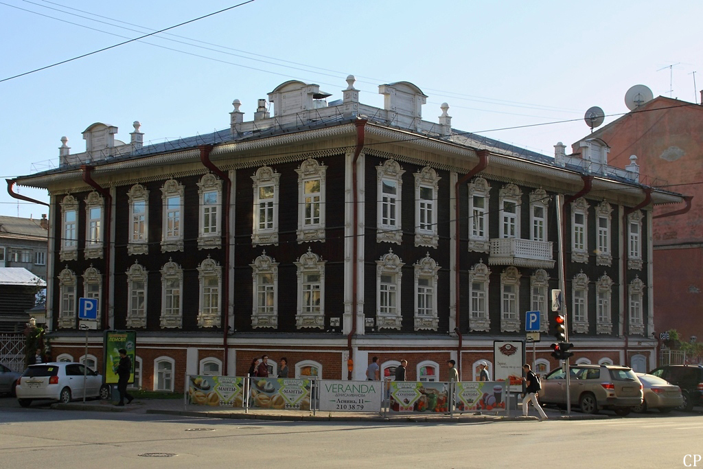 Ein unter Denkmalschutz stehendes Holzhaus im Zentrum von Nowosibirsk. (8.9.2011)
