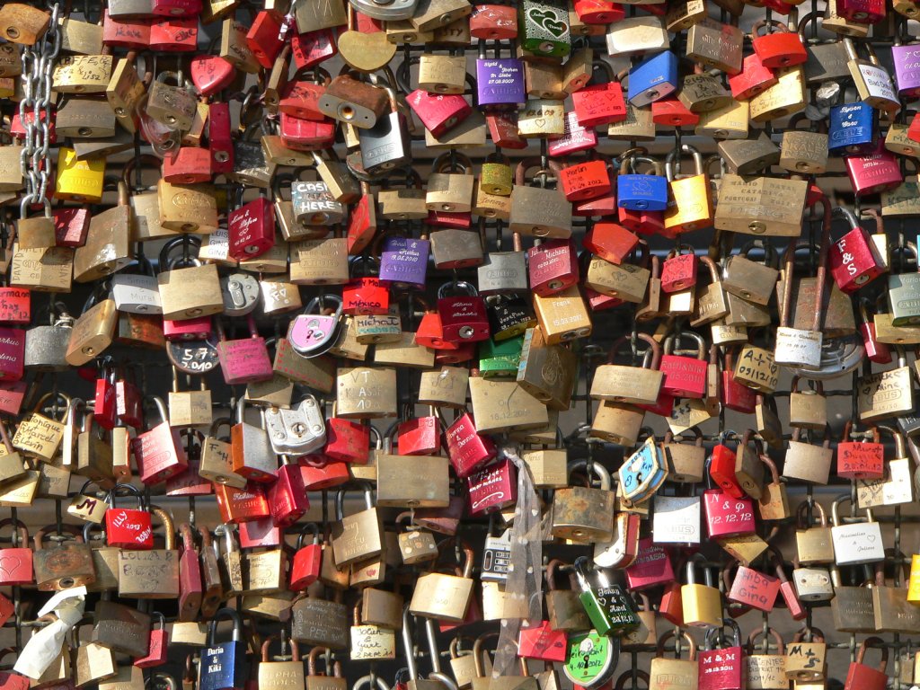 Ein Wahrzeichen Klns sind mittlerweile wohl auch die immer mehr werdenden Schlsser an der Hohenzollernbrcke. Paare beweisen sich hiermit ihre (hoffentlich) immerwhrende Liebe. 1.4.2013, Kln