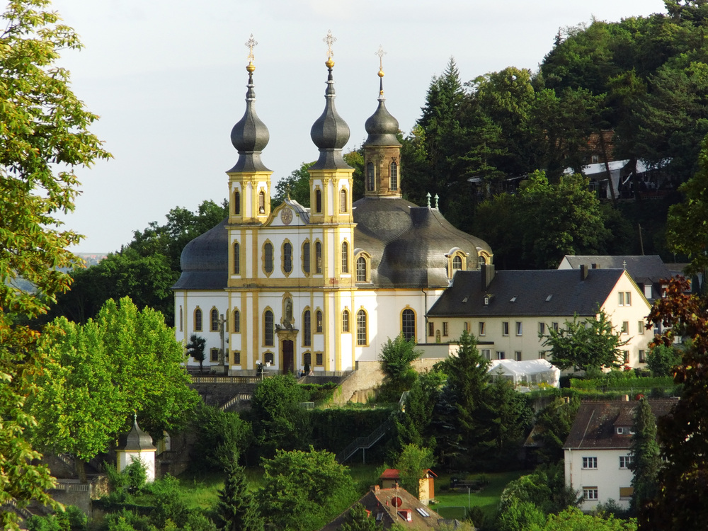 Ein Wahrzeichen von Wrzburg - Das Kppele - im weichen Abendlicht am 29.07.2012.

Die Wallfahrtskirche, die auf dem Nikolausberg ber Wrzburg thront, wurde nach Plnen von Balthasar Neumann 1747 – 1750 an eine bereits bestehende Gnadenkapelle angebaut.