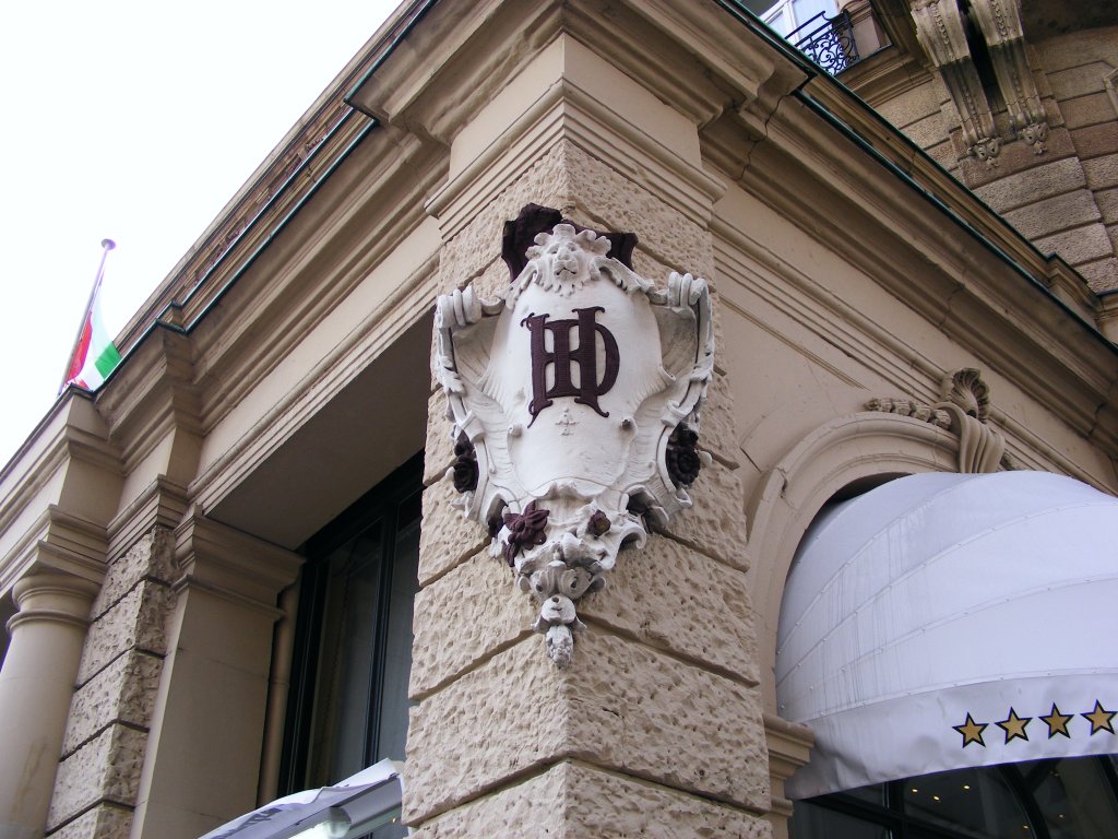 Ein Wappenschild an der nordwestlichen Ecke des Domhotels in Kln, 17. Mrz 2010.