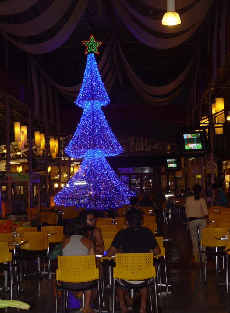 Ein  Weihnachtsbaum  auf dem Night Bazaar in Chiang Mai im Norden Thailands im November 2010