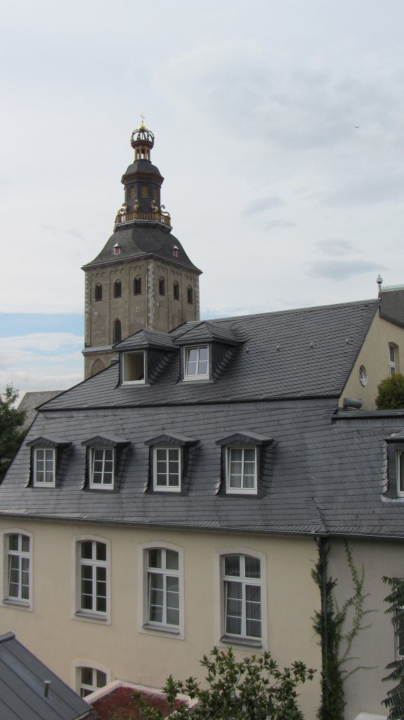 Ein Wohnhaus in der Klner Nordstadt, dahinter der Ursulaturm.(3.8.2012)