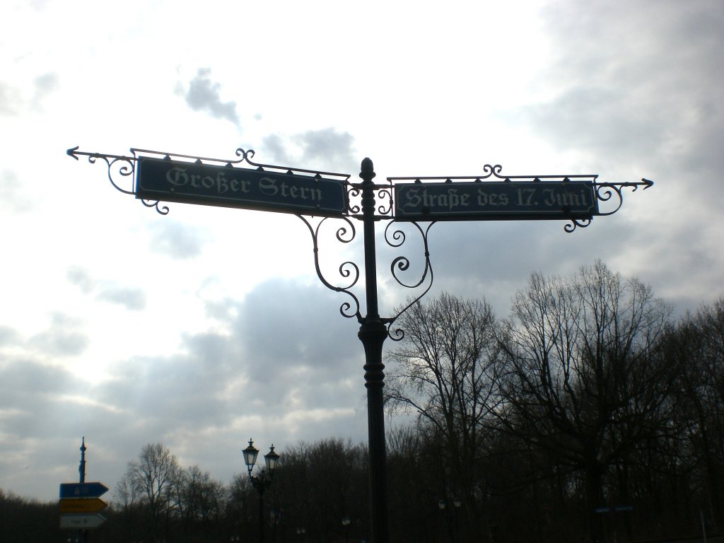 Ein wunderschönes Straßenschild am großen Stern in Berlin-Tiergarten.