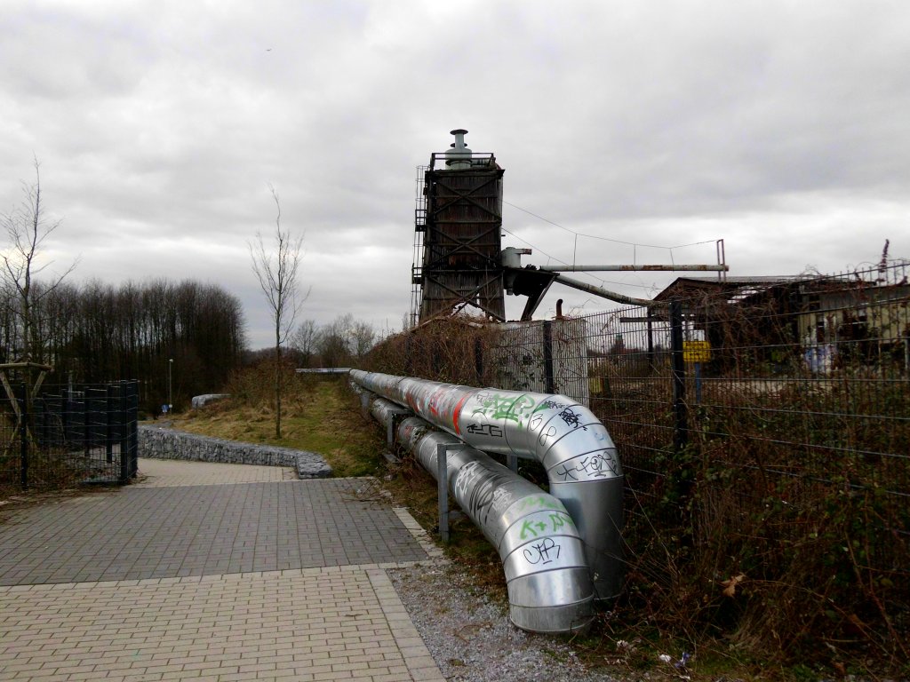 Ein zerfallender Khlturm auf einem aufgegebenen Industriegelnde in Bochum-Hiltrop am 13.03.2011.