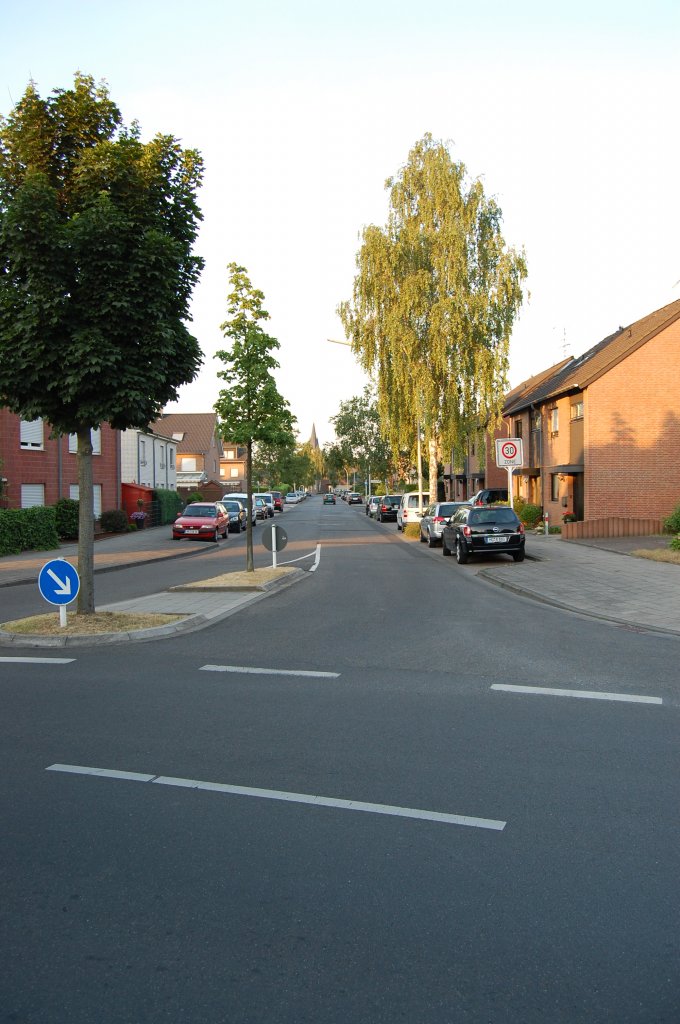 Einblick in die Uhlandstrae in Mnchengladbach-Giesenkirchen von der Strae Ahren aus. Aufgenommen am spteren Abend des 8. Juli 2010.