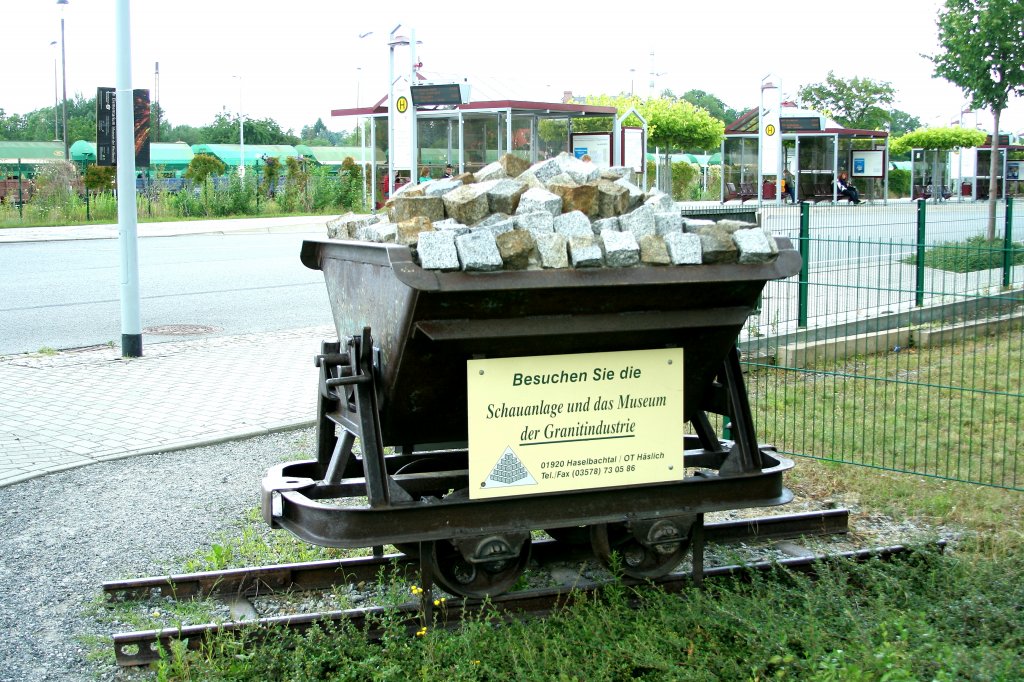 Eine alte Kipplore als Erinnerung an die vergangenen Zeiten der Kamenzer Granitsteinbrche. (Aufnahme vom 01.07.2011)