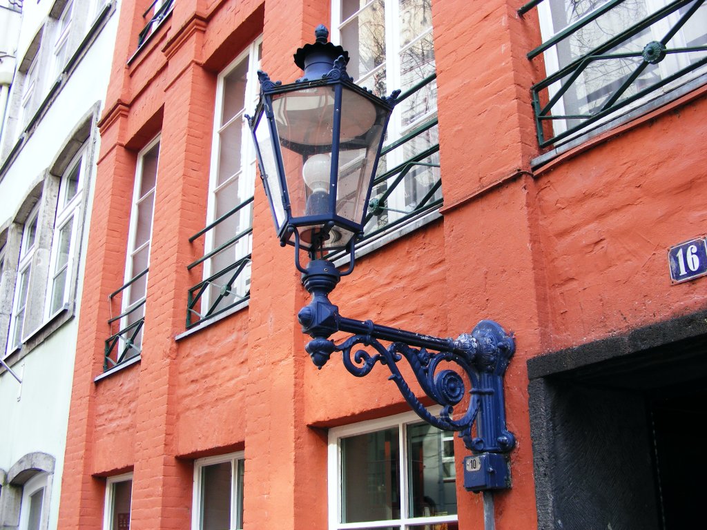 Eine alte Straenlaterne in der Klner Altstadt, 17. Mrz 2010.