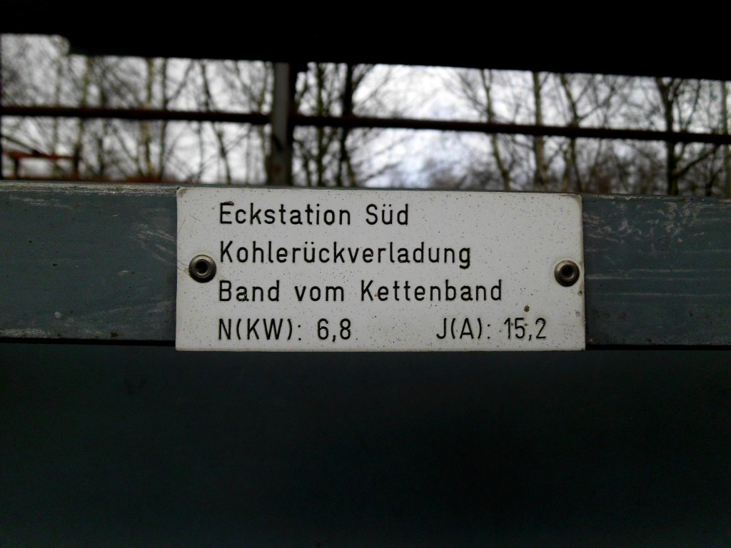 Eine altes Bezeichnungsschild auf dem Gelände der (als Industriedenkmal zugänglichen) ehemaligen Kokerei Hansa in Dortmund-Huckarde am 25.01.2011.