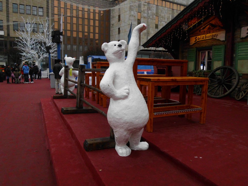 Eine Bärenfigur neben einer Eislaufbahn auf dem Kennedyplatz in Essen am 22.01.2011.