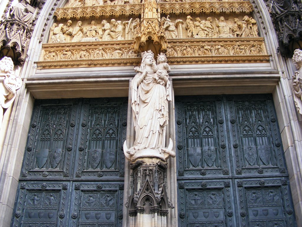 Eine Figur der heiligen Maria mit dem Jesuskind am Haupteingang des Klner Doms, 17. Mrz 2010.