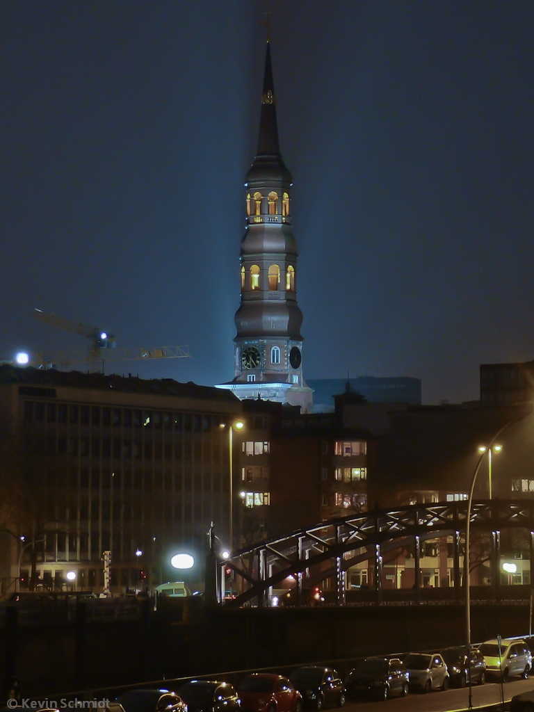 Eine der fnf Hauptkirchen in Hamburg ist die Katharinenkirche aus dem 13. Jahrhundert, die hier abends in mystisches Licht getaucht wird. (17.02.2013)
