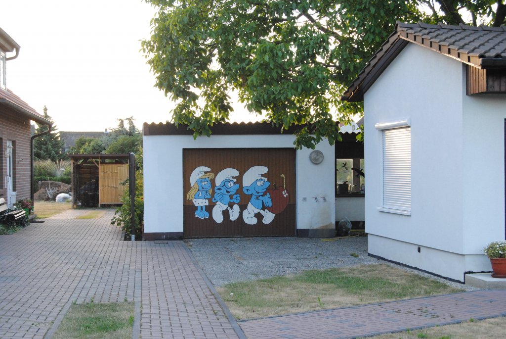 Eine Garage mit Schlumpmotiven im Lehrte/Hohnhorstweg, gesehen am 07.07.2010.