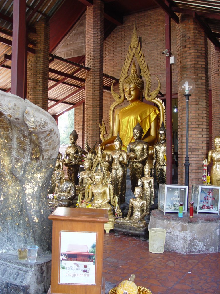 Eine Gebetshalle in der antiken Tempelanlage Yai Chai Mongkol aus dem 14. Jahrhundert in der ehemaligen Knigsstadt des siamesischen Reiches Ayutthaya