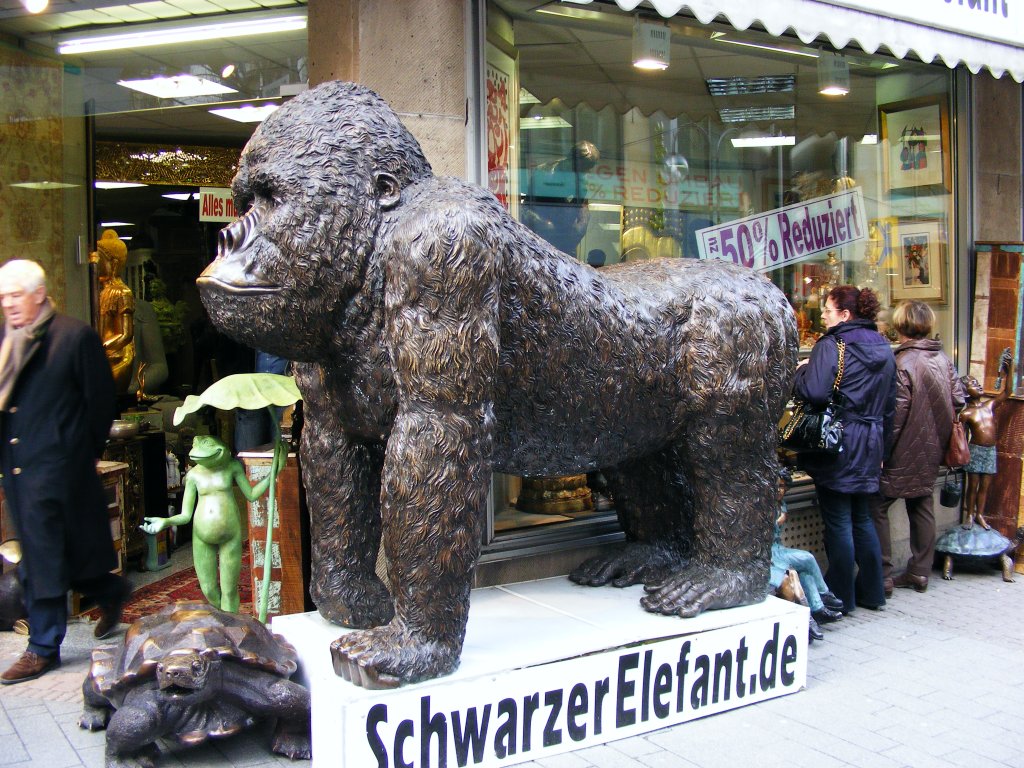 Eine Gorillafigur vor einem Geschft an der Schildergasse in Kln, 17. Mrz 2010.