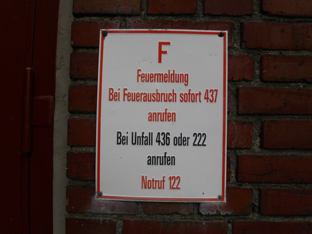 Eine Hinweistafel mit Telefonnummern fr Brandflle auf dem Gelnde der ehemaligen Kokerei Hansa in Dortmund-Huckarde am 26.03.2011.