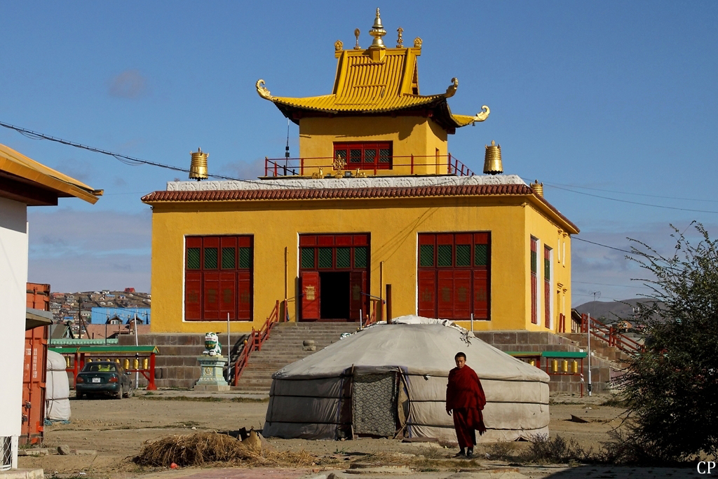 Eine Jurte und ein Tempel des Gandan-Klosters in Ulaanbaatar. (14.9.2011)