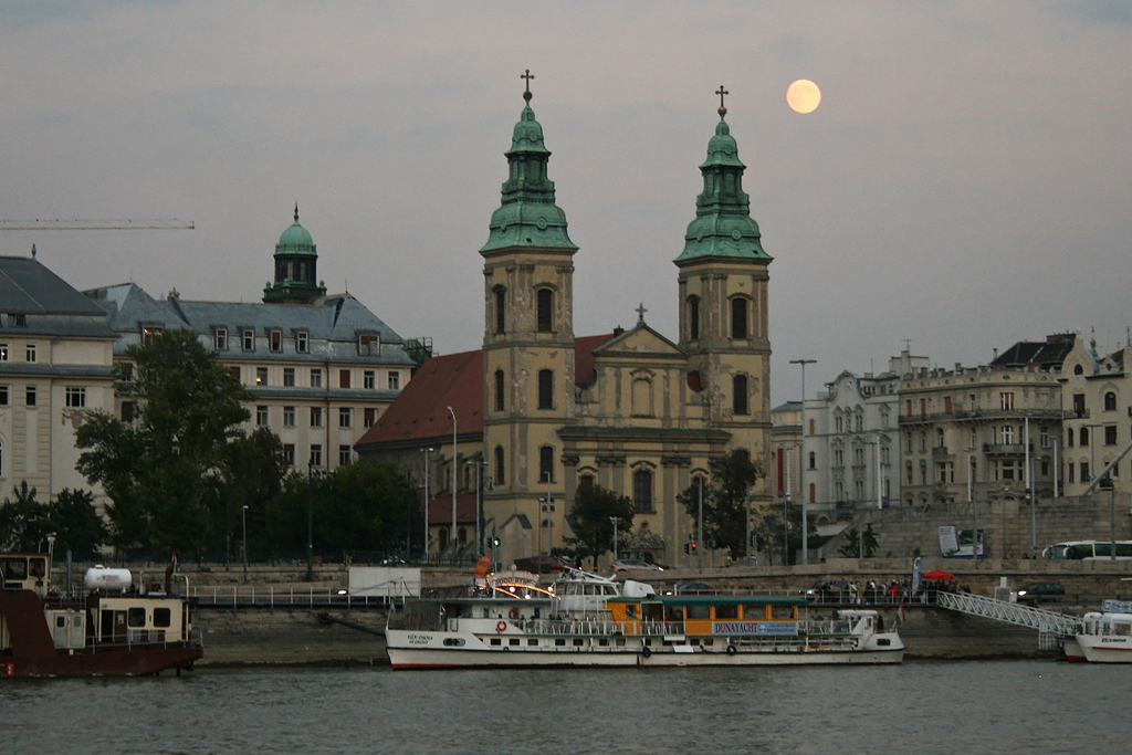 Eine Kirche am Abend mit Vollmond in Budapest. 22.09.2010