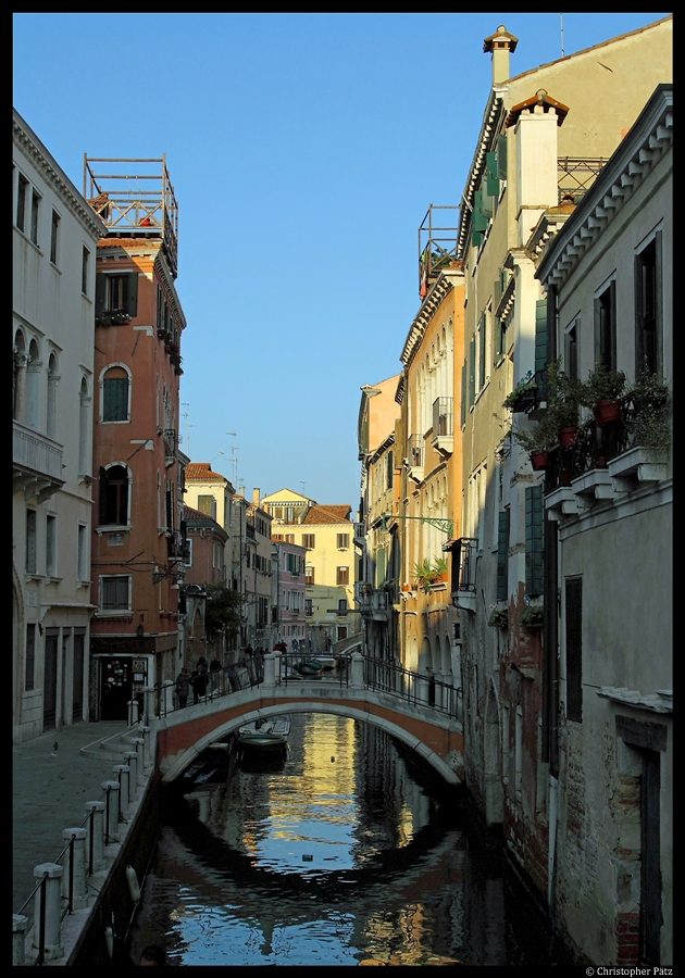 Eine kleine Brcke fhrt ber den Rio San Felice in Venedig und spiegelt sich im Wasser des Kanals. (17.11.2012)