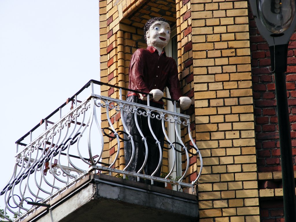 Eine lebensgroe Mnnerfigur auf einem Balkon in Dsseldorf-Benrath am 28. April 2010.