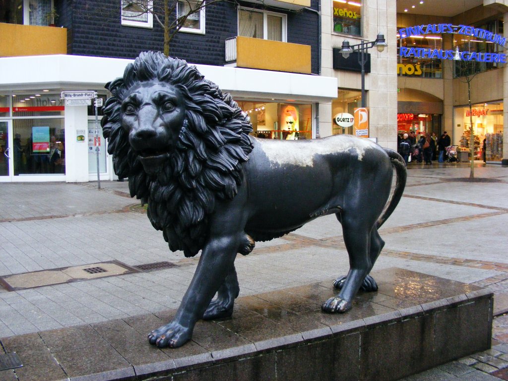Eine Löwenfigur auf dem Willy-Brandt-Platz in Wuppertal-Elberfeld, 31. März 2010.