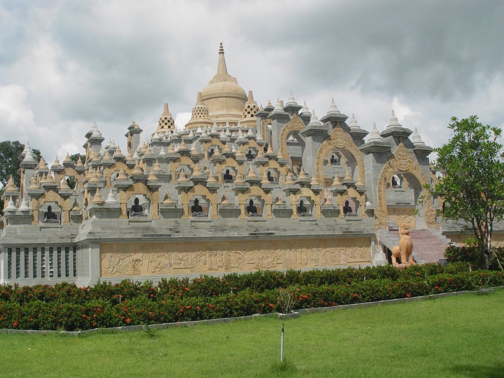 Eine moderne Tempelanlage im Nordosten Thailands, die der indonesischen Tempelanlage von Borobodur nachempfunden wurde (Juli 2010)