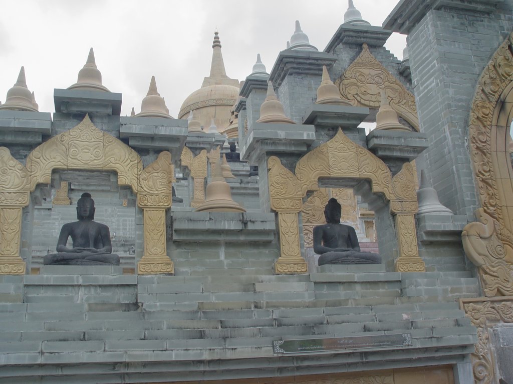 Eine moderne Tempelanlage im Nordosten Thailands im Juli 2010, die der Tempelanlage von Borobodur in Indonesien nachempfunden wurde.