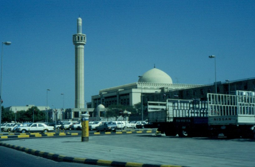 Eine Moschee und ihr Minarett in Kuwait im Februar 1986