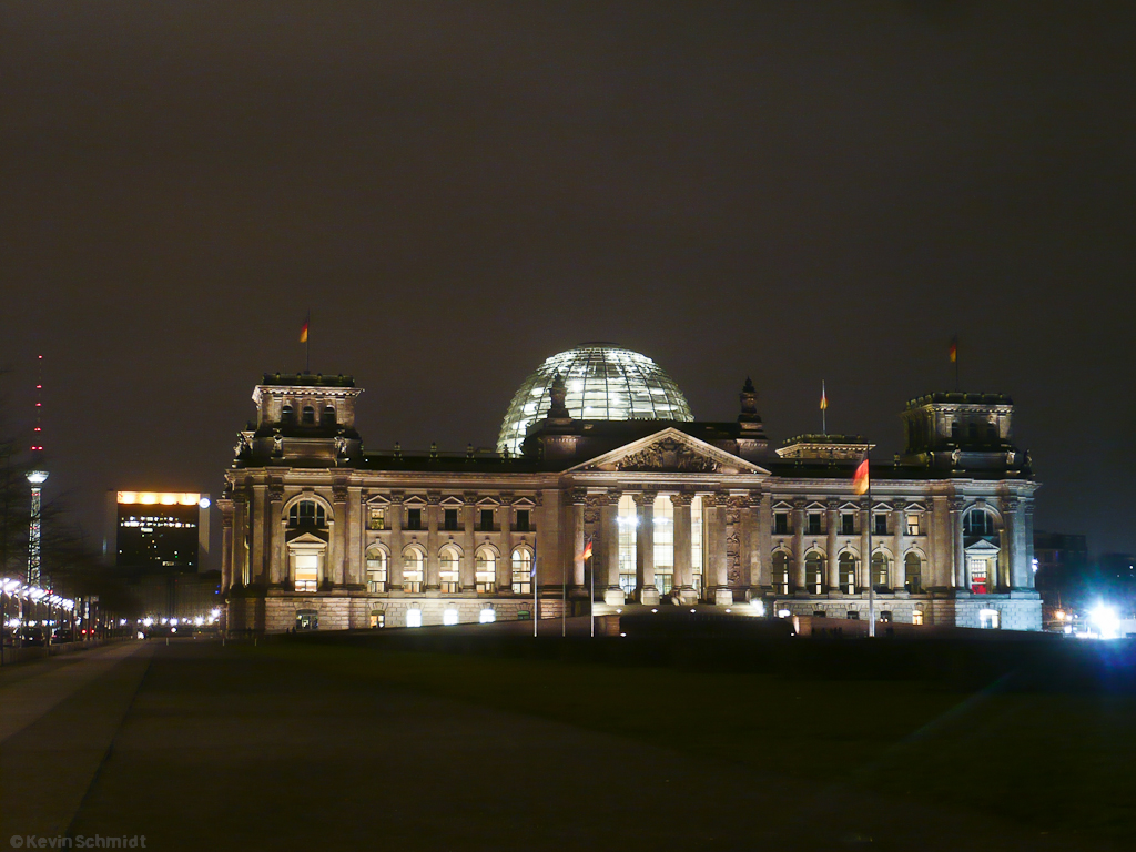 Eine Nachtaufnahme des Berliner Reichstagsgebudes mit Fernsehturm am linken Bildrand, 01.04.2011.