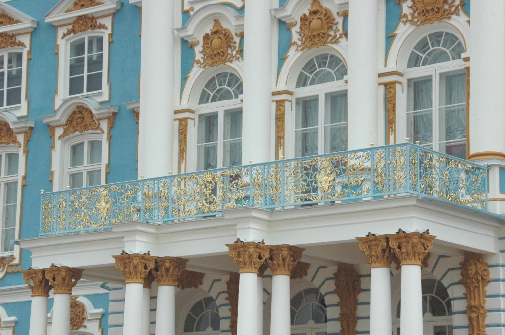 Eine Nahaufnahme vom Katharinenpalast. Dieser befindet sich in Puschkin, etwa 25 km sdlich von Sankt Petersburg. Frher war der Katharinenpalast die Residenz des Zaren. Hier befindet sich auch das Bernsteinzimmer. Gesehen am 19.09.2010.

