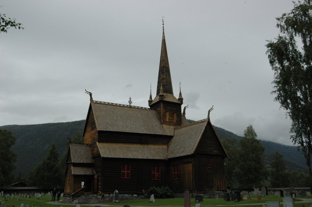 Eine in Norwegen bekannte Stabkirche in Fossbergom-Lom/Norwegen am 27.06.2011 besucht. 