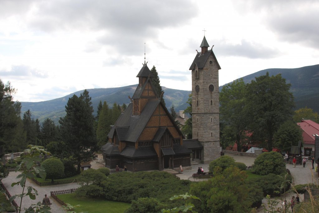 Eine norwegische Holzstabkirche steht im Riesengebirge.
Dieses besondere Kleinod befindet sich oberhalb des Riesen-
gebirg Ortes Karpacz in Polen.