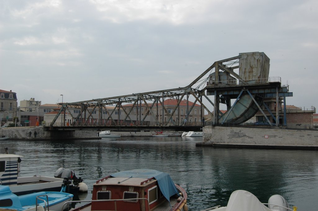 Eine originelle Hubbrcke, sie arbeitet nach dem Schrankenprinzip, in Ste/Frankreich gesehen am 01.05.2010