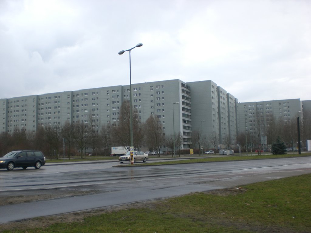 Eine Plattenbausiedlung am Stadtrand von Berlin. Sie steht an der Falkenberger Chaussee in Berlin-Hohenschnhausen.