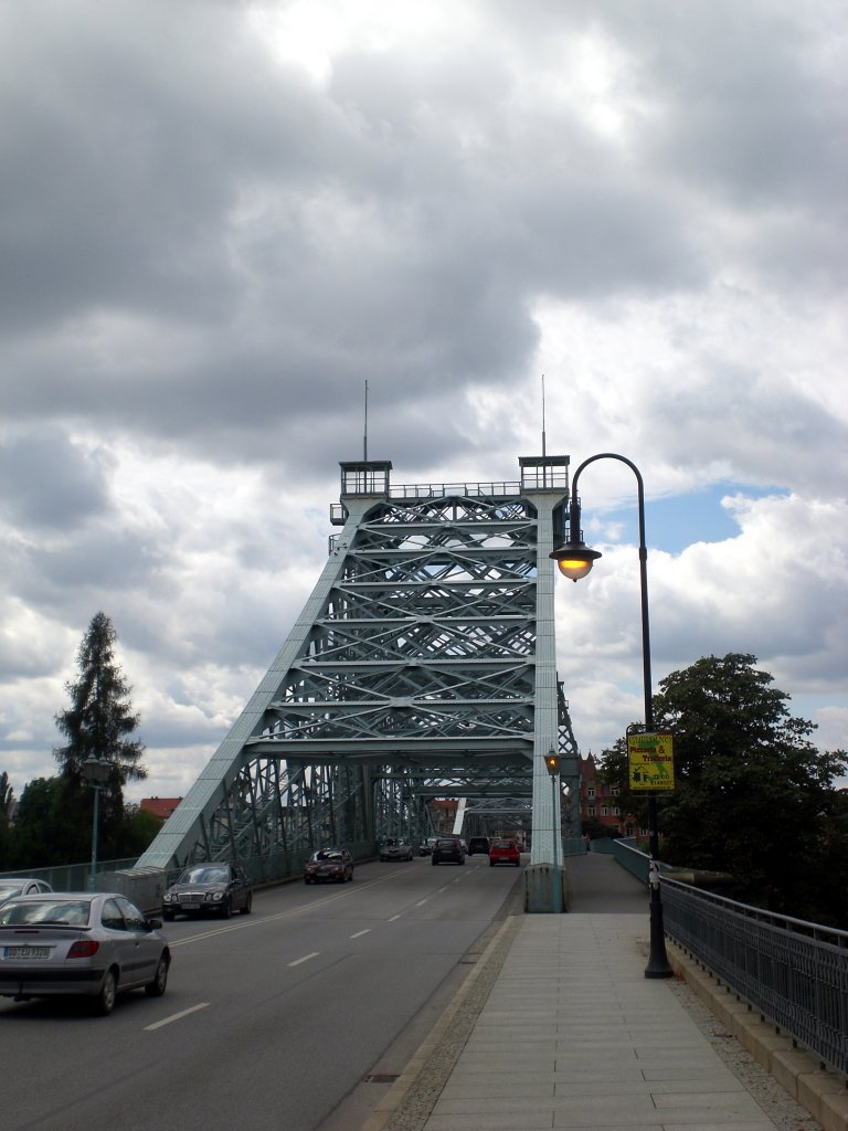 Eine sehr imposante Brcke.Das Blaue Wunder welche die Bezirke Lochwitz und Blasewitz ber die Elbe verbindet.