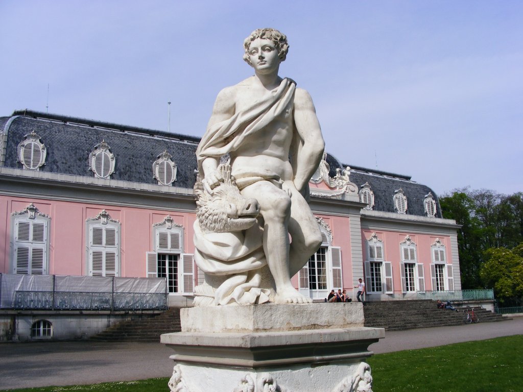 Eine Statue vor dem Hauptgebude von Schlo Benrath in Dsseldorf am 28. April 2010.