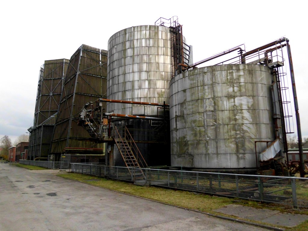 Eine Tankanlage und Kühltürme auf dem Gelände der (als Industriedenkmal zugänglichen) ehemaligen Kokerei Hansa in Dortmund-Huckarde am 26.03.2011.