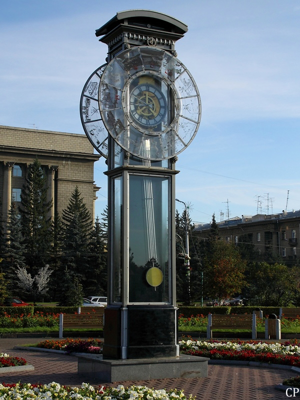 Eine Uhr am Platz der Revolution in Krasnojarsk. (9.9.2011)