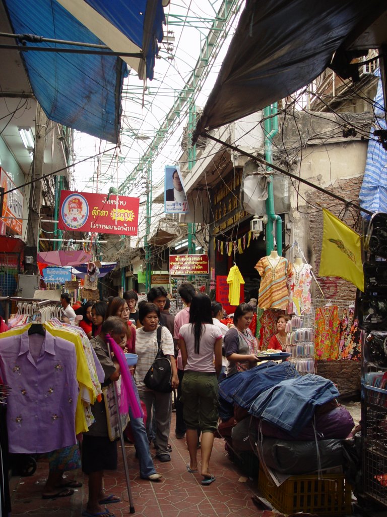 Eine der vielen kleinen Basar-Straen im Zentrum von Bangkok am 28.05.2006. Viele kleine Lden mit den unterschiedlichsten Waren. Ich war 2011 erneut dort - nichts hat sich verndert.