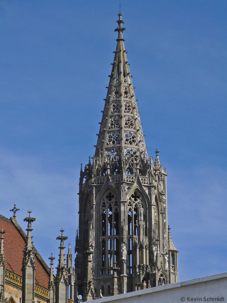 Einer der beiden 86 m hohen Chortürme des <a href= http://www.ulmer-muenster.de/ >Ulmer Münsters</a>, 16.03.2013.