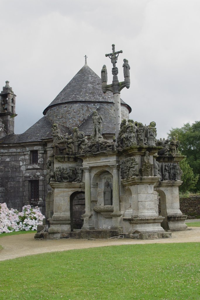 Einer der schnsten Kalvarienberge (Calvaires) der Bretagne steht in Guimiliau. Kein anderer Kalvarienberg bertrifft den von Guimiliau an Figurenreichtum. Der Calvaire entstand zwischen 1581 und 1588 und verfgt ber 200 Figuren. Die Thematik ist: Passion und Kindheit Jesu.