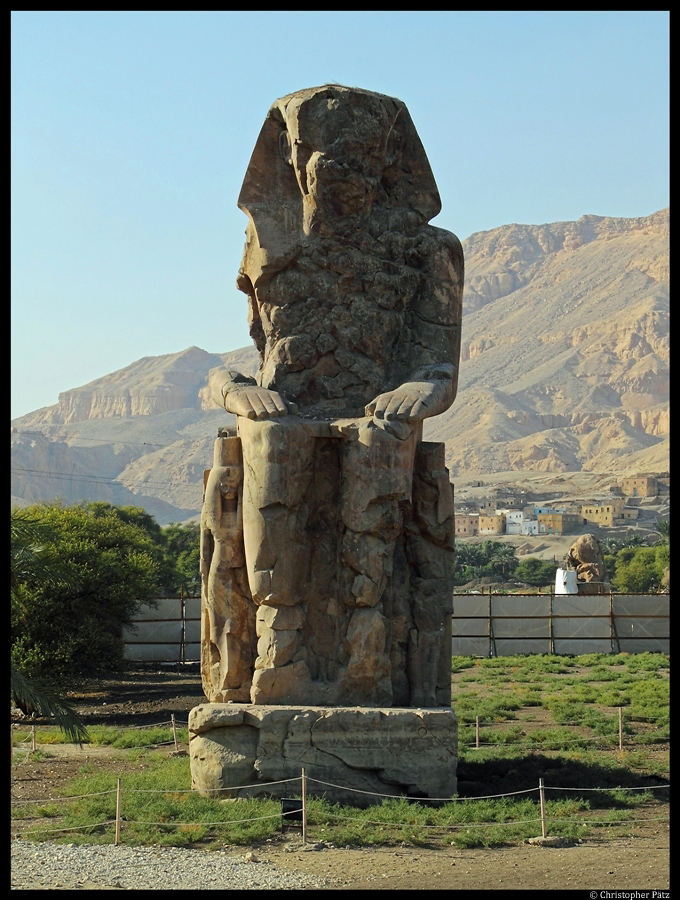 Einer der zwei Memnon-Kolosse bei Luxor. (23.11.2012)