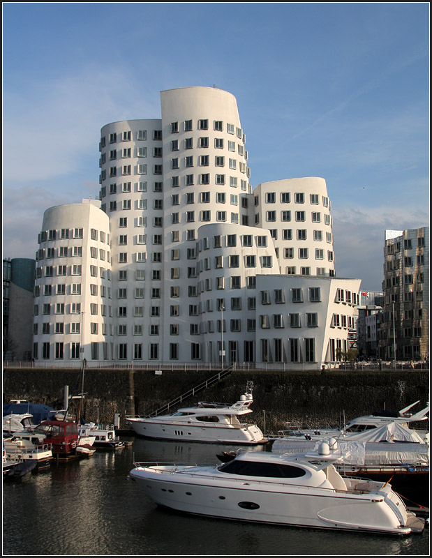 Eines der drei Gebude von Frank Gehry im Dsseldorfer Medienhafen. 22.03.2010 (Matthias)