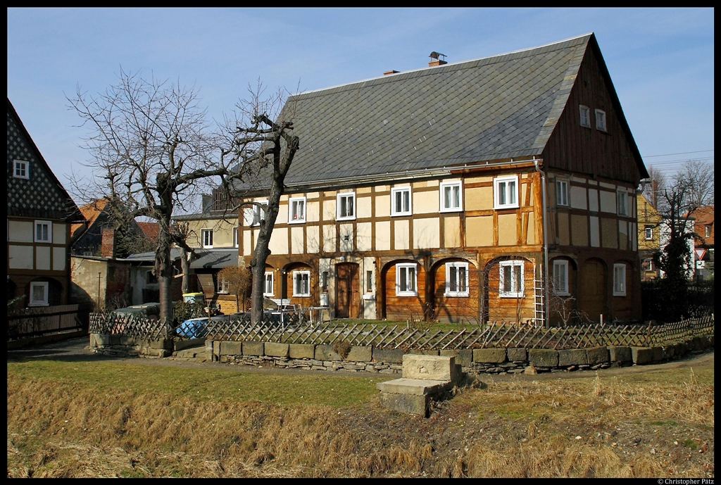 Eines der fr die Oberlausitz typischen Umgebindehuser in Groschnau. (3.3.2012)