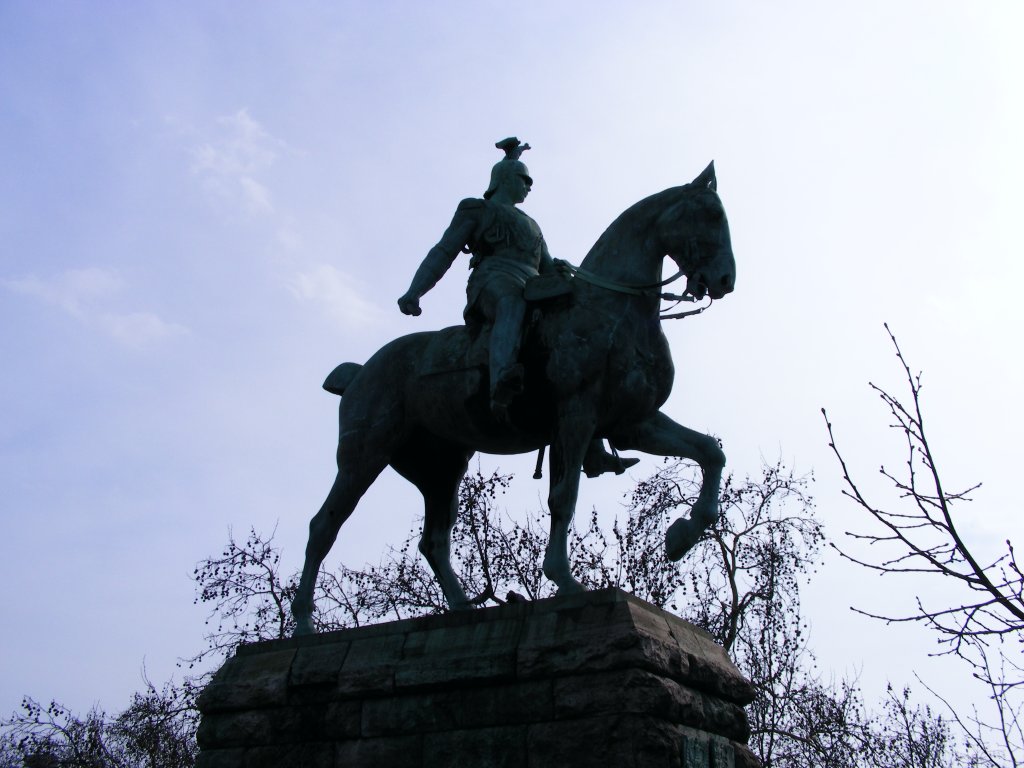 Eines der Reiterstandbilder am westlichen Ende der Hohenzollernbrcke in Kln, 17. Mrz 2010.