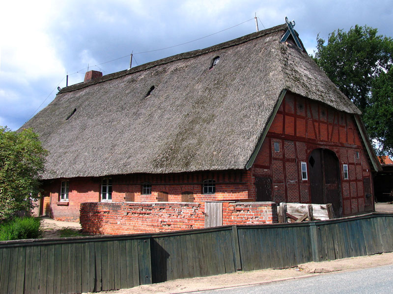 Eines der wenigen nahezu unvernderten alten Bauernhuser; Bardowick, 24.08.2010
